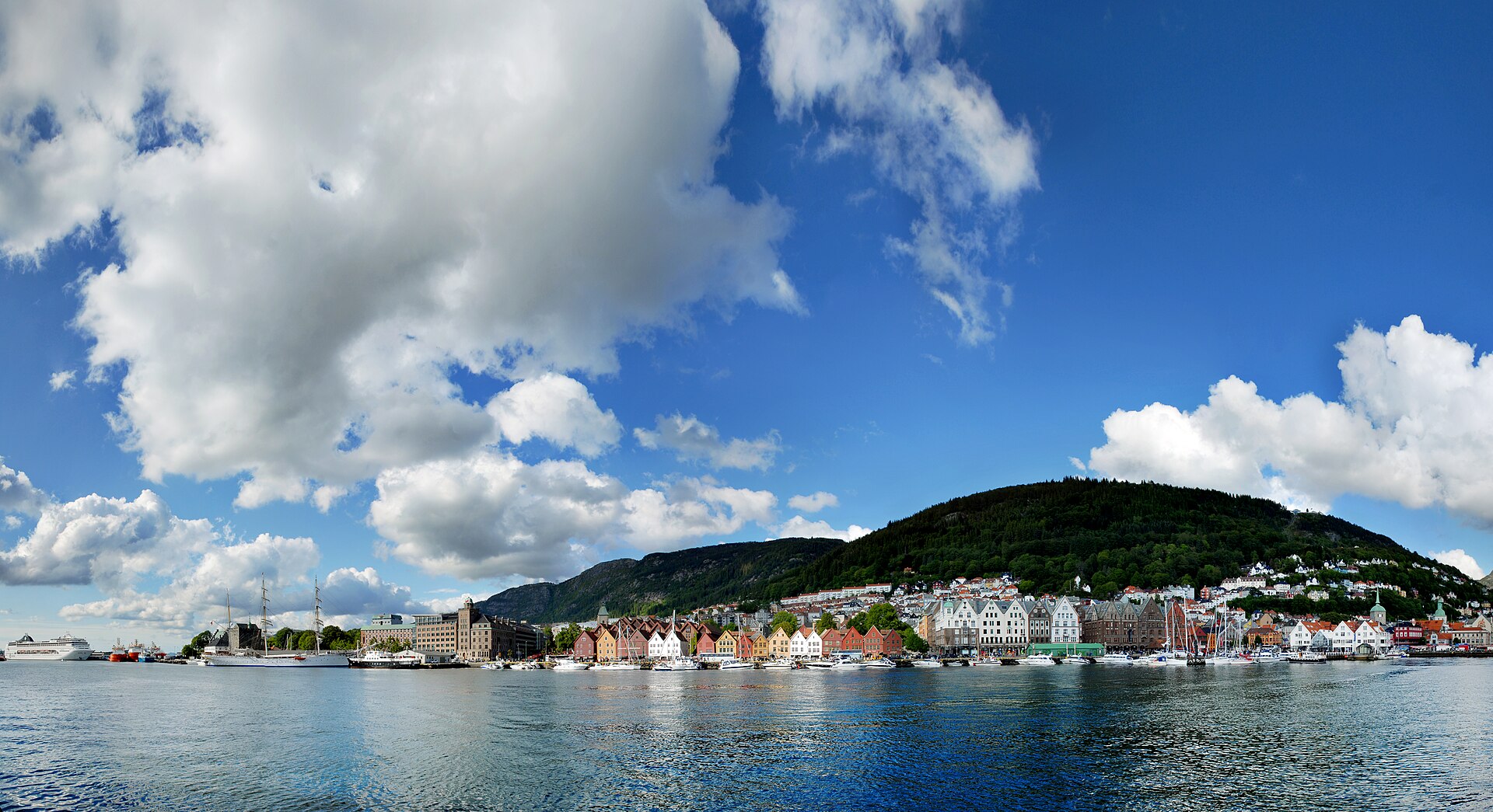 Bryggen og Vågen i Bergen med fjellet i bakgrunnen